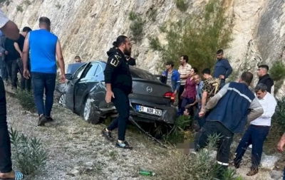 Kozan’da otomobil şarampole devrildi: 3 yaralı