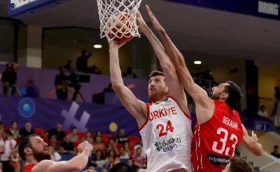 2 kez uzatılan olaylı maçı 12 dev adam kaybetti