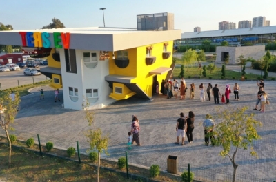 Yüreğir’de baş döndüren eğlence ters ev