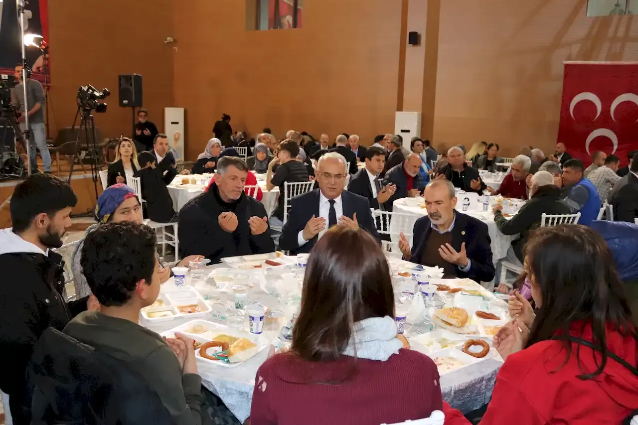 MHP-Yusuf-Kanli-Depremzedelerle-iftar.webp