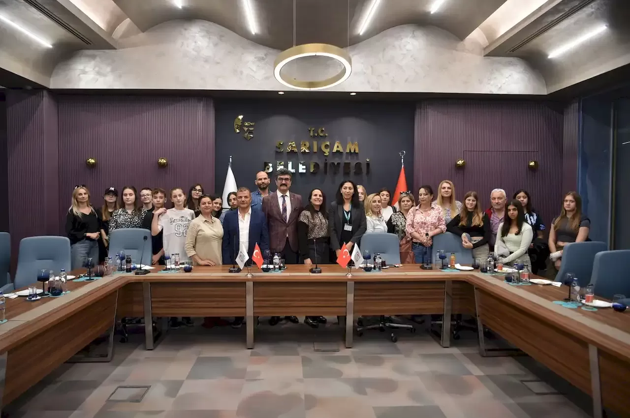 Saricam-Belediyesine-Avrupali-Ogretmen-ve-Ogrencilerden-Ziyaret-Salon.webp