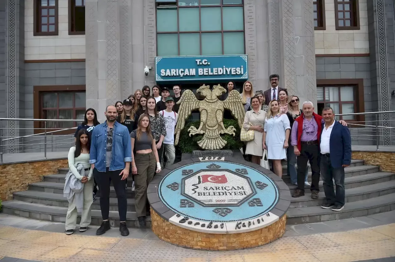Saricam-Belediyesine-Avrupali-Ogretmen-ve-Ogrencilerden-Ziyaret.webp