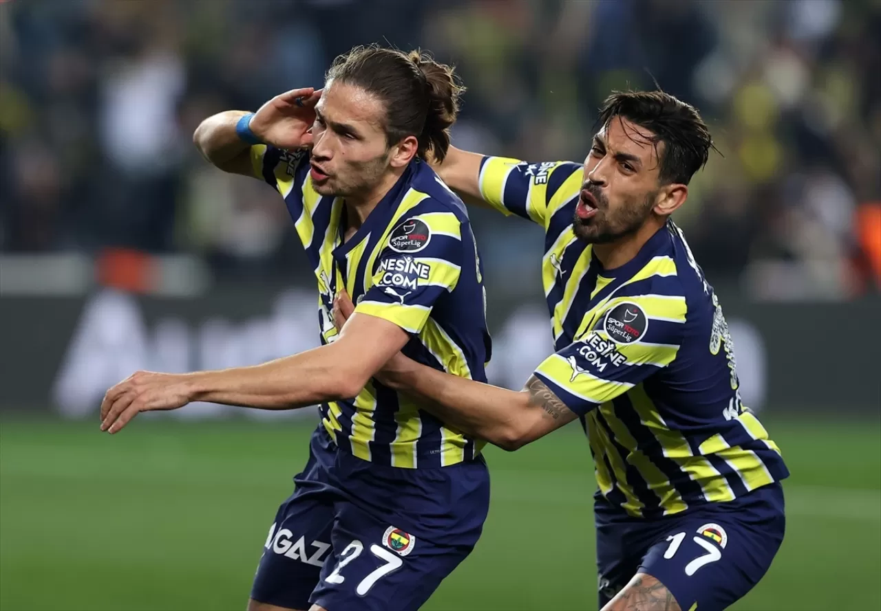 fenerbahce-miguel-crespo-gol-sevinci.webp