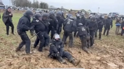 Alman polisi çamura battı