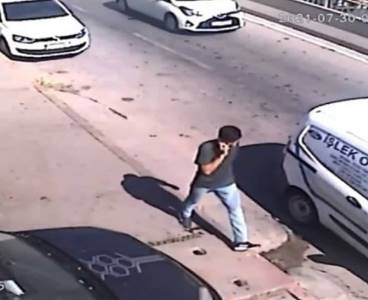 Babasını vurmak isterken araya giren şahsı öldürüp kaçtı