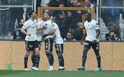 Beşiktaş, geriye düştüğü derbi maçında Galatasaray’a 3 attı