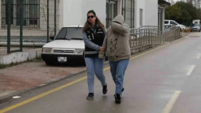 Ceyhan’da kendini kamu çalışanı olarak tanıtan kadın 8 kişiyi dolandırdı