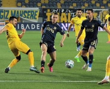 Fenerbahçe, şampiyonluk yolunda puan farkını 2'ye indirdi
