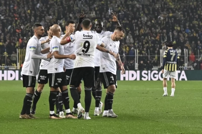 Fenerbahçe, kendi evinde Beşiktaş’a 4-2 mağlup oldu