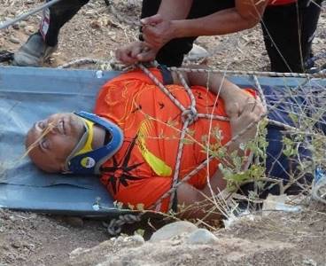 Sarıçam'da yamaç paraşütçüsü 10 metrelik tepeden düştü