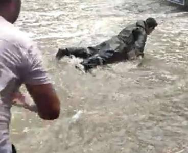 Kışın görmediği yağmuru yazın gören Adanalı göle dönen yolda yıkandı