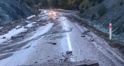 Şiddetli yağış Feke-Saimbeyli karayolunda heyelana neden oldu