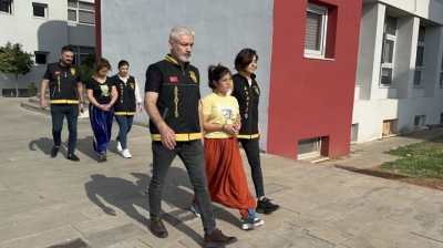 Kadın hırsız, arkadaşlarıyla birlikte motosiklet çaldı