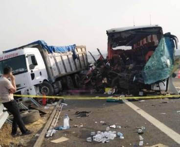 TIR, otobüse çarptı: Çok sayıda ölü ve yaralı