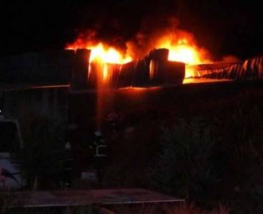 Kozan'da geri dönüşüm tesisinde yangın