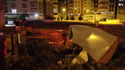 Kozan’da çöp konteynerine çarpan otomobil takla attı