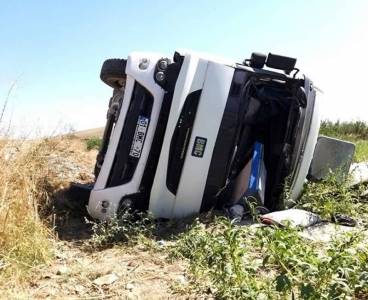 Kozan'da kum yüklü tır devrildi: 1 yaralı