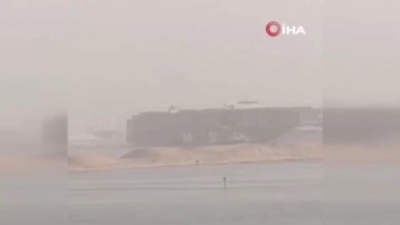 MSC İstanbul isimli yük gemisi Süveyş Kanalı’nda karaya oturdu