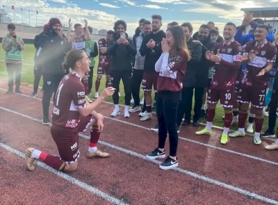 Adanalı futbolcu maç sonu kız arkadaşına evlenme teklif etti