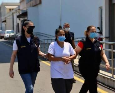 Türk bayrağını çöpe atan kadından skandal sözler