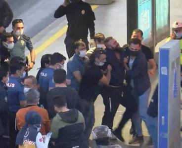 Bıçakla metrobüse girip rehine krizi yaratan şahıs gözaltına alındı