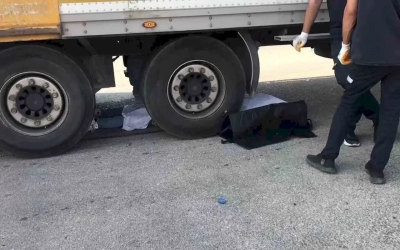 Motosiklet tırın altına girdi! Kazada feci şekilde can verdi