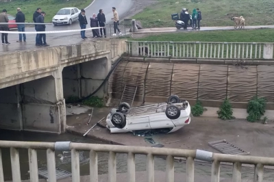 Sancaktepe’de otomobil dereye uçtu