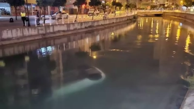 Kıyıboyunda otomobil sulama kanalına düştü, sürücü 20 metre sürüklendi