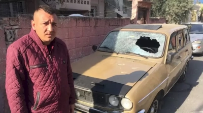 Sarıçam’da kiracı ev sahibi kavgasında arabanın camları baltalandı