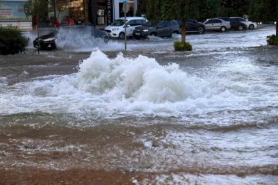 Su borusu patladı yollar nehre döndü