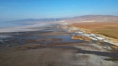 Tuz Gölü’nün su alanı giderek küçülüyor