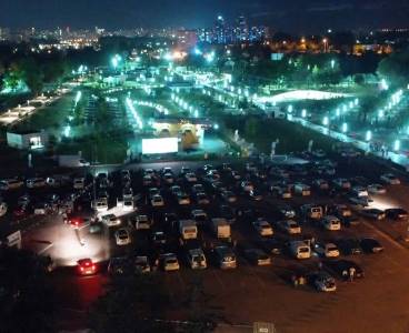 Yüreğir'deki arabada sinema keyfine yoğun ilgi