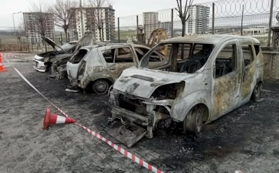 Park halindeki otomobilde yangın çıktı: 5 araç küle döndü