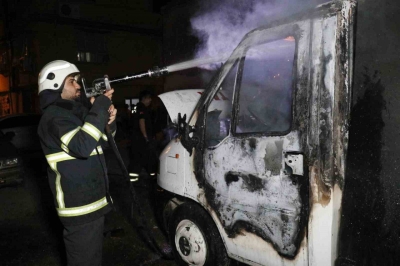 Park halindeki araç alev alev yandı