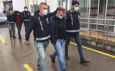 Babasının Taziyesine Gelen Bir Kişiyi Öldürdü, Arkadaşını Yaraladı