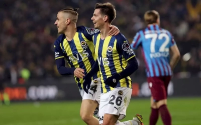 72 dakika 10 kişi oynayan Fenerbahçe Trabzonspor ile berabere kaldı