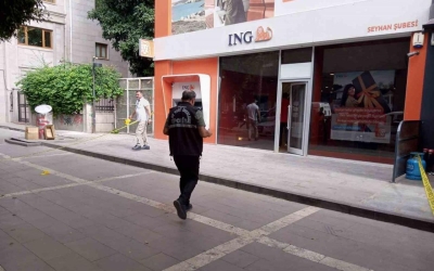 İNG Bank önünde yaşanan silahlı saldırıda yaralanan şahıs bankaya sığındı