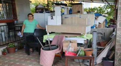 Sarıçam’da ev sahibi, kiracısının eşyalarını boş tarlaya attırdı