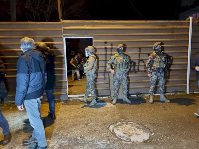 Adana'da sokakta elinde silahla yürüyen kişi, polislere ateş açtı