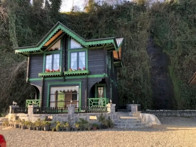 Rize’de 360 derece dönen ahşap ev yapıldı