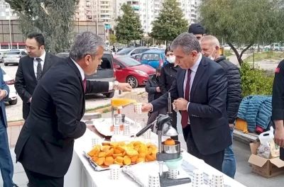 Adana'da ‘Sigara içme, portakal suyu iç' etkinliği