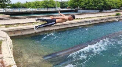 Sıcak ve nemli havadan bunalan Adanalılar sulama kanalında serinledi