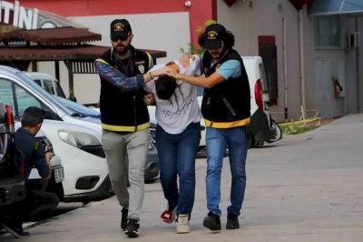 Kapkaççı üniversite öğrencisini yerde sürükledi