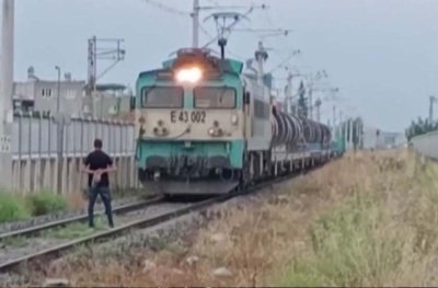 Canını hiçe sayıp trenin önüne geçerek durdurdu