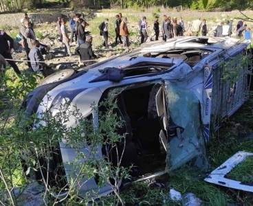 Köy minibüsü şarampole devrildi: 15 yaralı