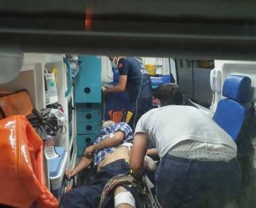 Adana'da bir kişi üvey babasını sırtından ve bacağından bıçakladı