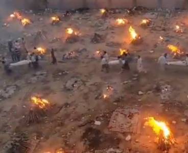 Hindistan'da koronavirüs nedeniyle ölenler, boş arazide yakılıyor