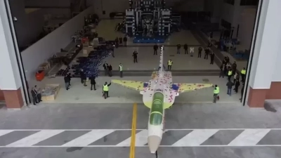 Hürjet, ete kemiğe bürünmüş halde hangardan çıktı