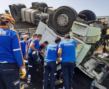 Sarıçam'da kamyon sürücüsünün feci ölümü
