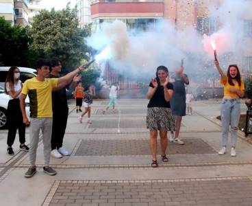 18 yıllık kocasından boşanan kadın davul zurnayla kutladı